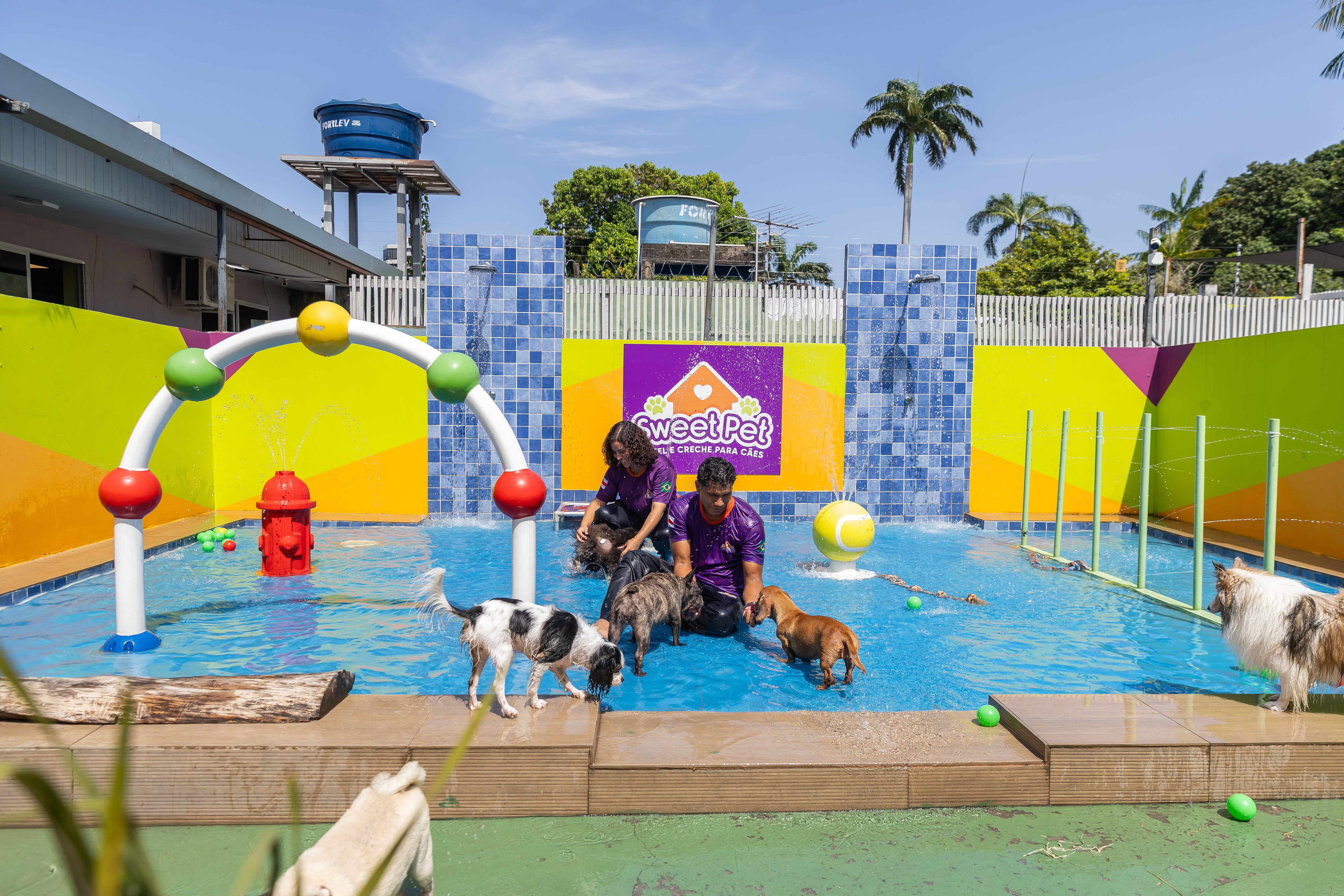 Piscina do Espaço Acqua com chuveiros e brinquedos