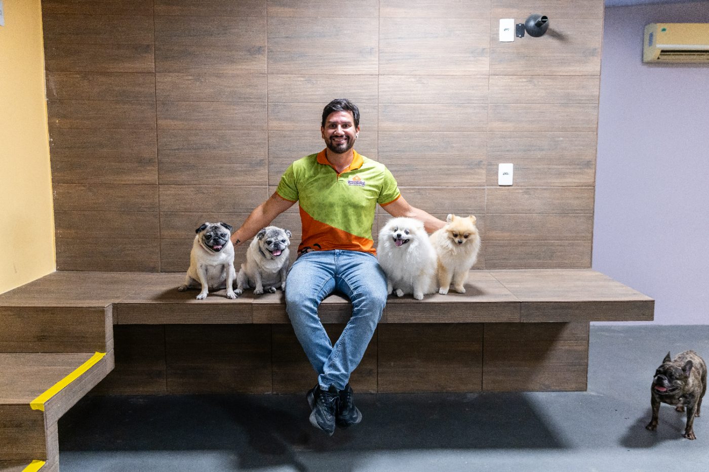 Cuidador com dogs hospedados na Sweet Pet